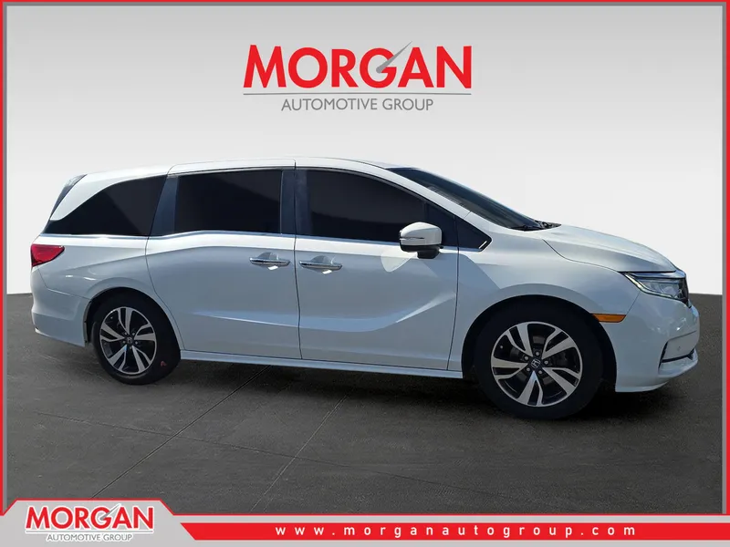 2022 Honda Odyssey Touring — front three-quarter view