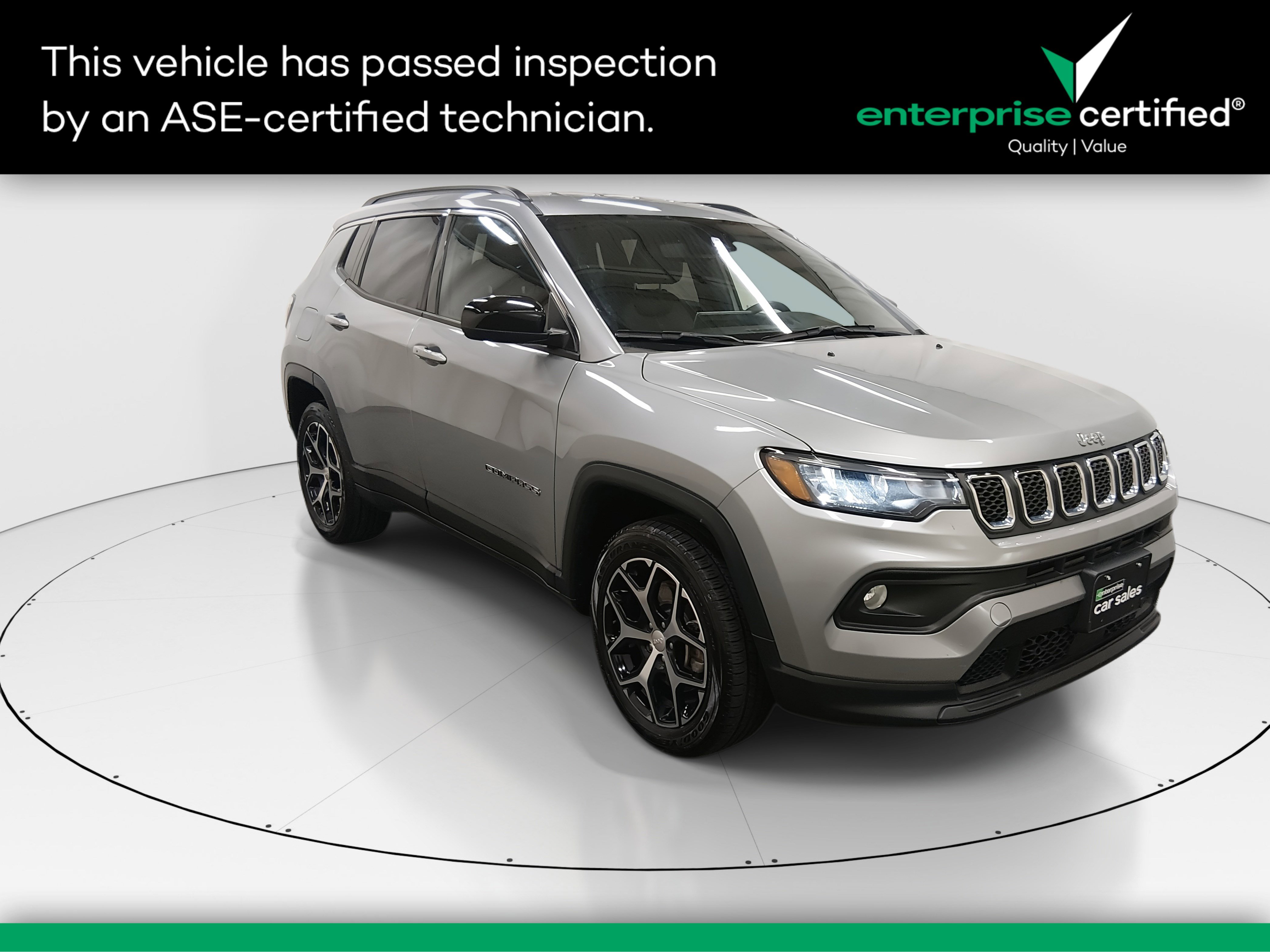 2024 Jeep Compass Latitude 4x4 — front three-quarter view