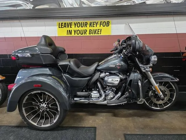 2025 Harley-Davidson® FLHTCUTG - Tri Glide® Ultra — front three-quarter view