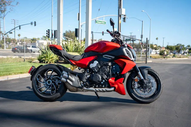 2026 Ducati DIAVEL V4 — front three-quarter view