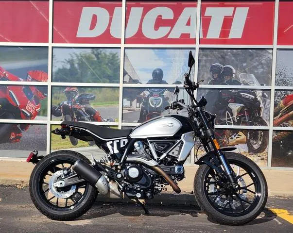 2024 Ducati Scrambler Icon (2G) Black — front three-quarter view