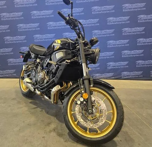 2026 Yamaha XSR700 — front three-quarter view