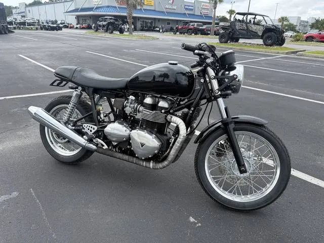 2015 Triumph Thruxton Standard — front three-quarter view