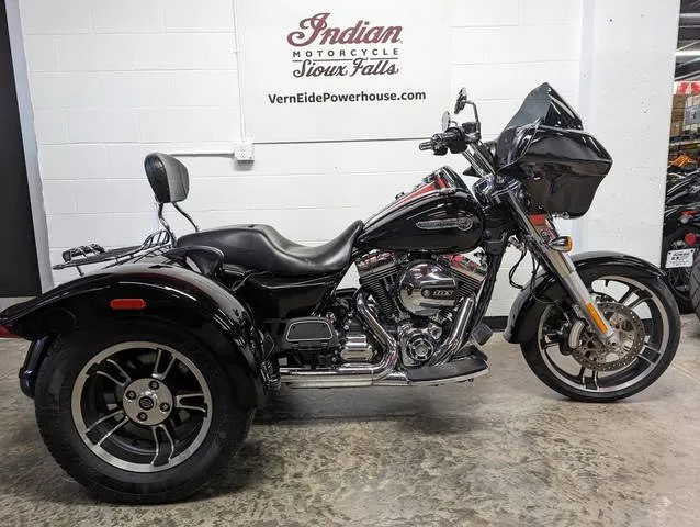 2015 Harley-Davidson® FLRT - Freewheeler™ — front three-quarter view