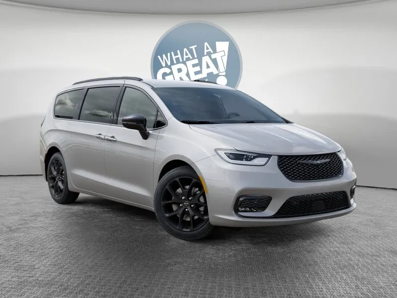 2026 Chrysler Pacifica Select in Silver Mist Clear-Coat Exterior Paint — front three-quarter view