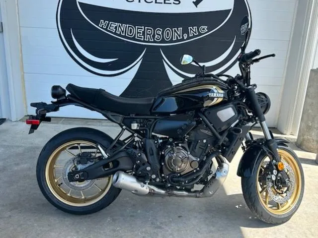 2026 Yamaha XSR700 — front three-quarter view