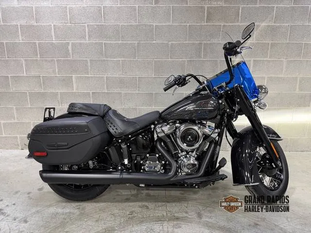 2026 Harley-Davidson® FLHC - Heritage Classic — front three-quarter view