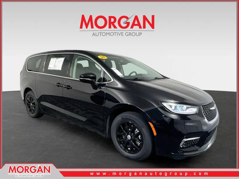 2024 Chrysler Pacifica Touring L in Diamond Black Crystal Pearlcoat — front three-quarter view