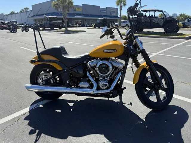 2025 Harley-Davidson® FXBB - Street Bob® — front three-quarter view