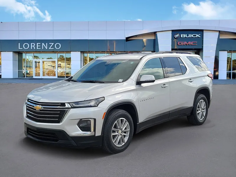 2022 Chevrolet Traverse LT Cloth in Silver Ice Metallic — front three-quarter view