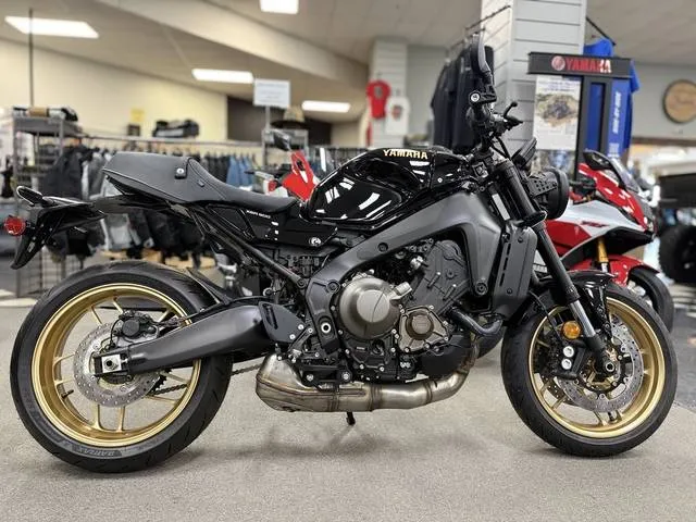 2026 Yamaha XSR900 — front three-quarter view