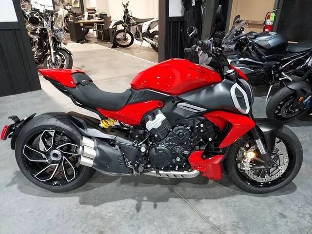2025 Ducati DIAVEL V4 — front three-quarter view