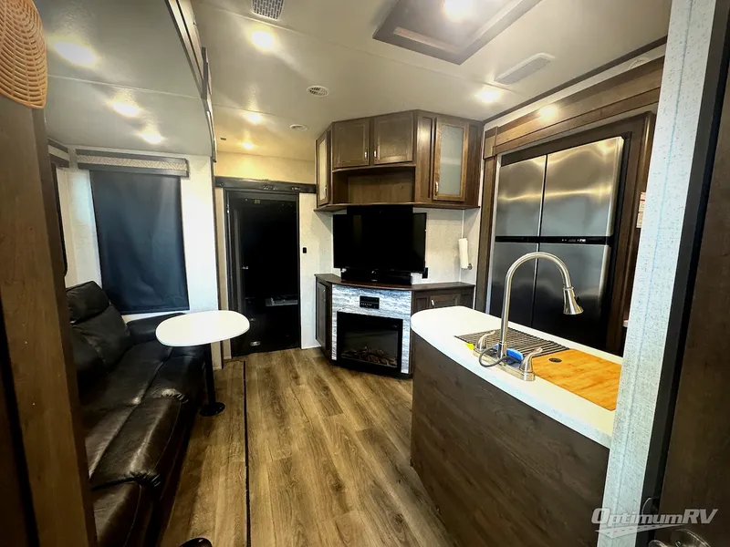 2019 Highland Ridge Highlander — front three-quarter view