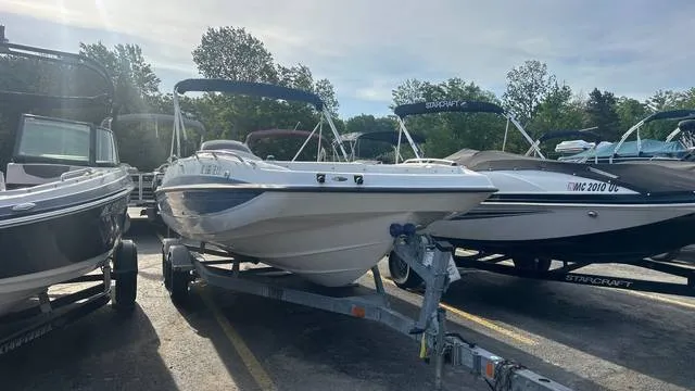 2008 Bayliner 217 SD — front three-quarter view