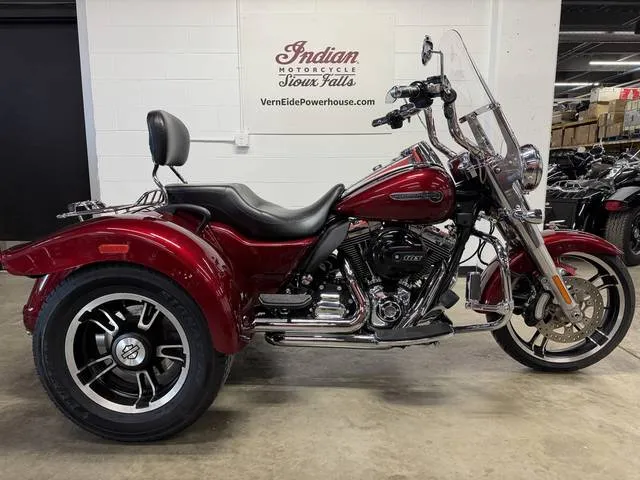 2016 Harley-Davidson® FLRT - Freewheeler® — front three-quarter view