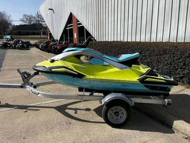 2025 Yamaha Jetblaster PRO 2-Up — front three-quarter view