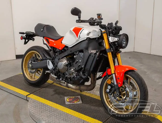 2025 Yamaha XSR900 — front three-quarter view