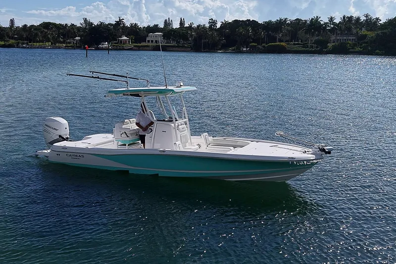 2020 Caymas 28 HB — front three-quarter view