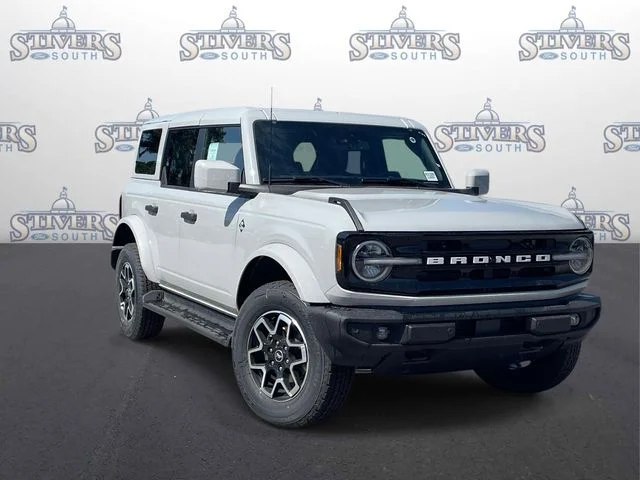 2026 Ford Bronco Outer Banks in White — front three-quarter view