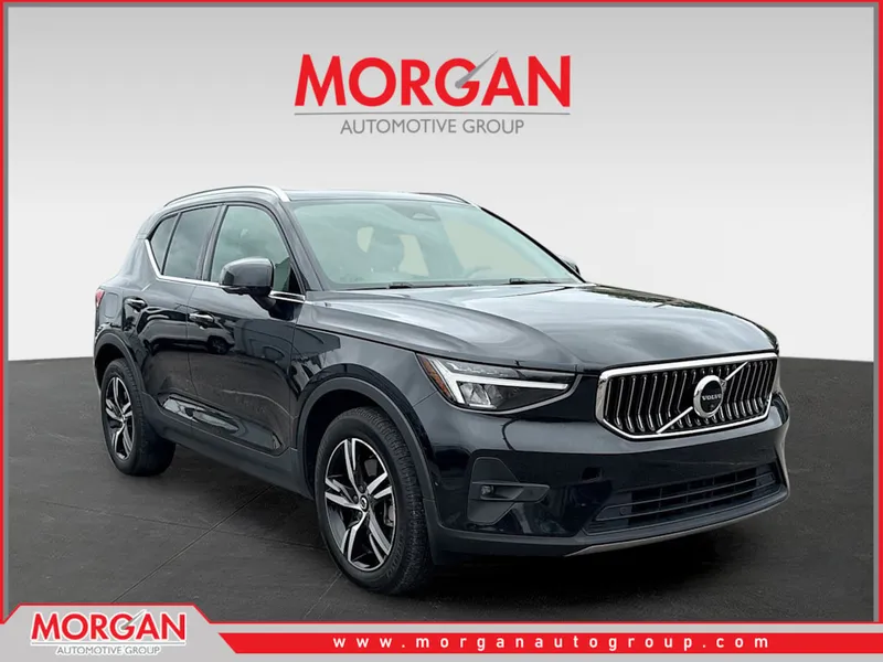 2023 Volvo XC40 Plus Bright Theme in Onyx Black Metallic — front three-quarter view