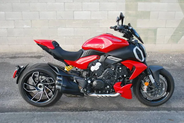 2024 Ducati DIAVEL V4 — front three-quarter view