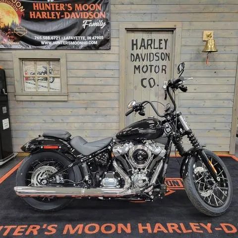 2025 Harley-Davidson® FXBB - Street Bob® — front three-quarter view