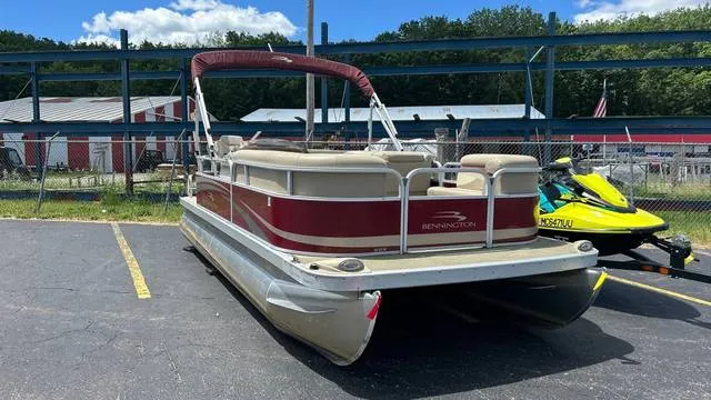 2014 Bennington 20 SVL — front three-quarter view