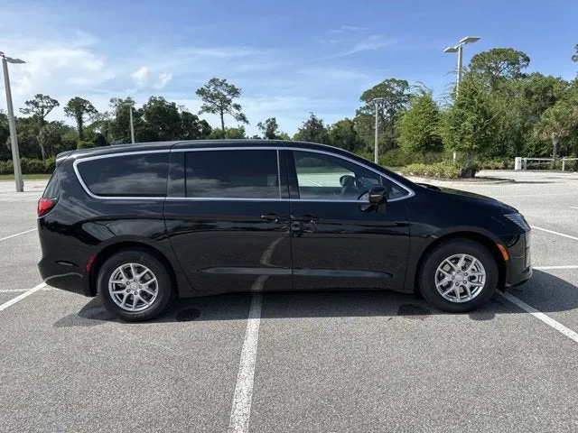 2027 Chrysler Pacifica Select in Diamond Black Crystal Pearlcoat — front three-quarter view