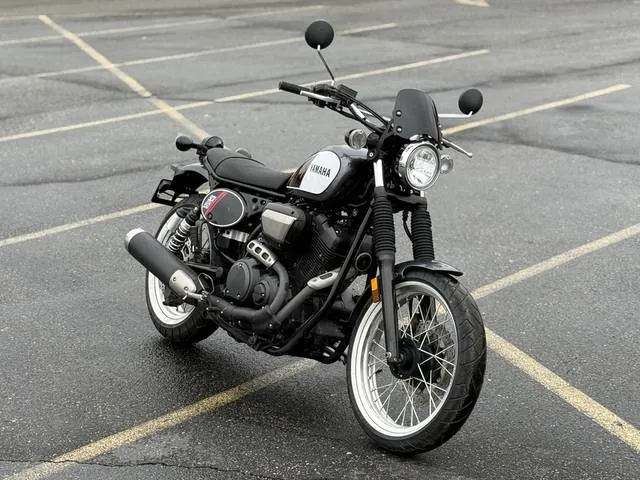 2017 Yamaha SCR950 — front three-quarter view