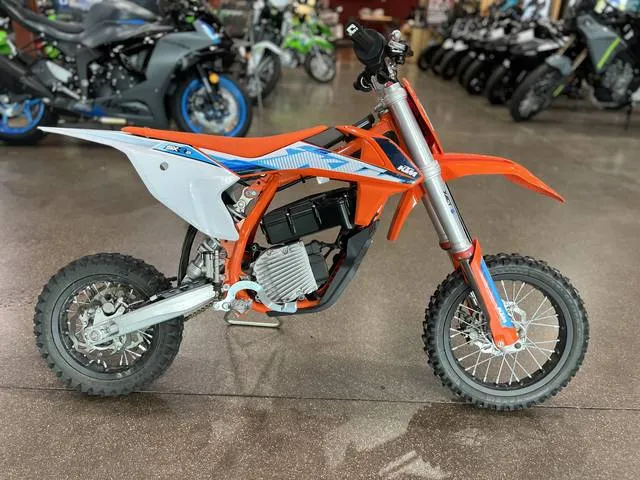 2024 KTM SX-E 5 — front three-quarter view