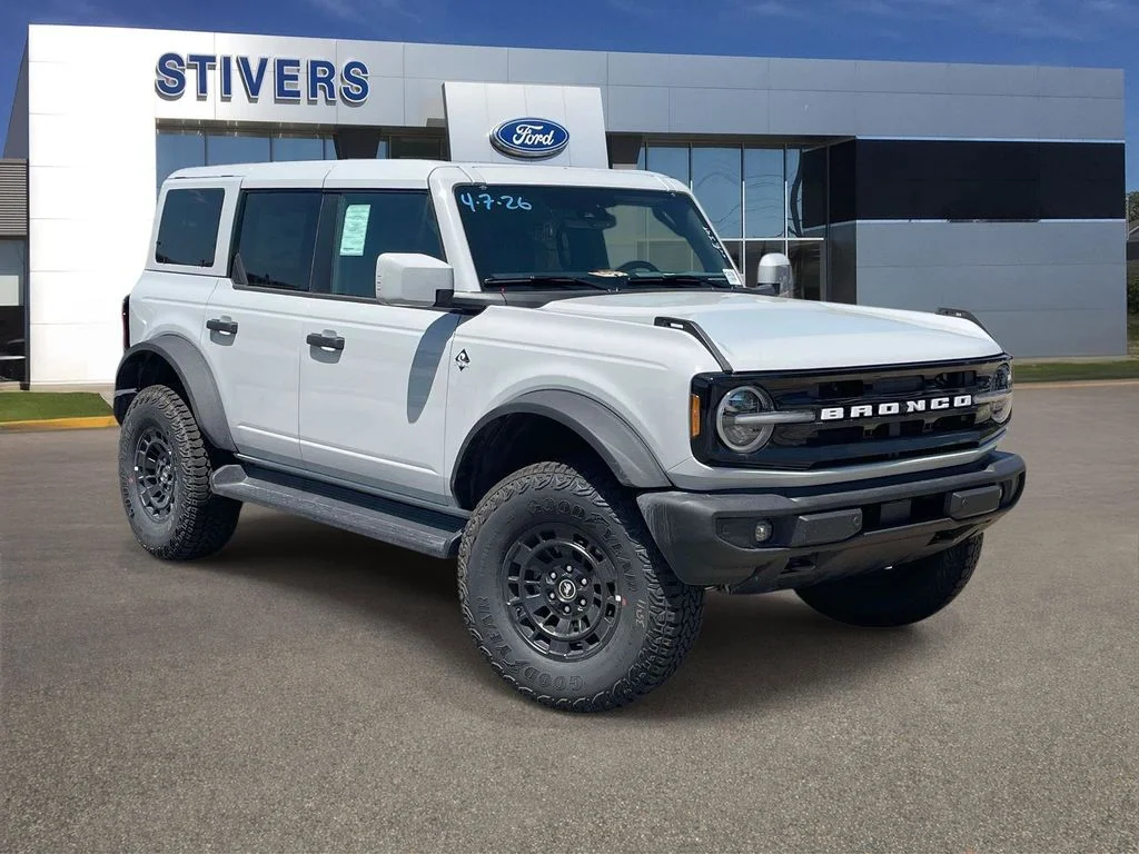 2026 Ford Bronco Outer Banks in Avalanche — front three-quarter view