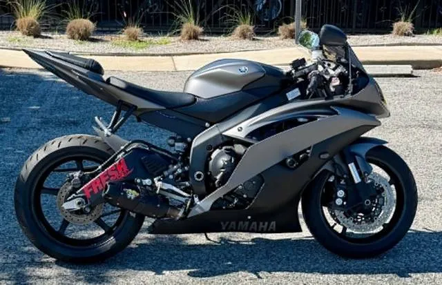 2013 Yamaha YZF-R6 — front three-quarter view