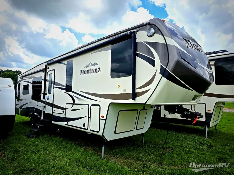 2015 Keystone Montana — front three-quarter view