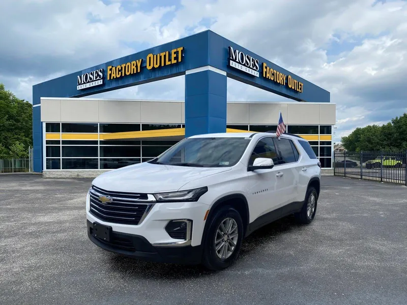 2023 Chevrolet Traverse LT Cloth in Summit White — front three-quarter view