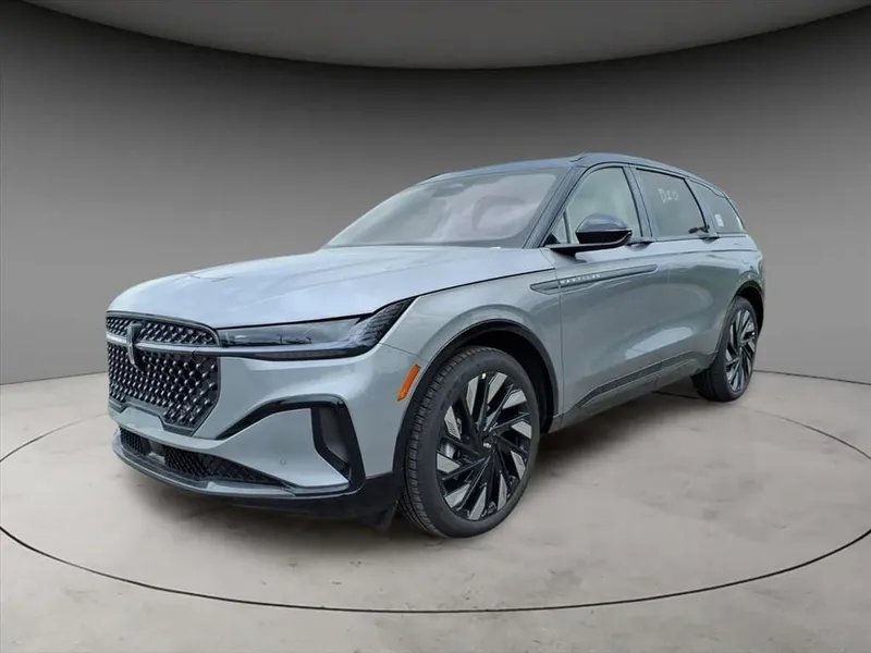 2025 Lincoln Nautilus Reserve in Gray Metallic — front three-quarter view