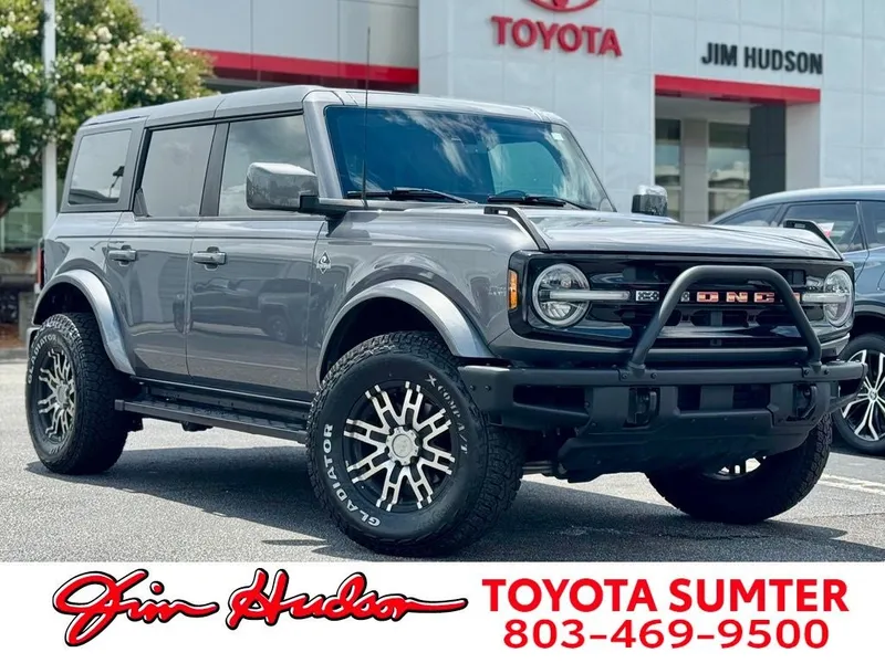 2021 Ford Bronco Outer Banks in Gray Metallic — front three-quarter view