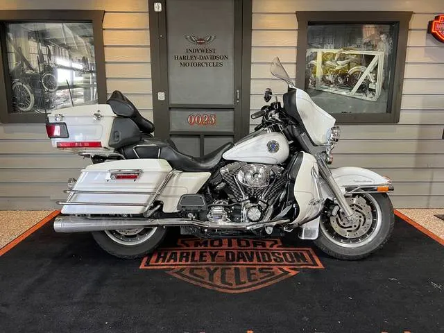 2004 Harley-Davidson® FLHTCUI - Electra Glide® Ultra Classic® Injection — front three-quarter view