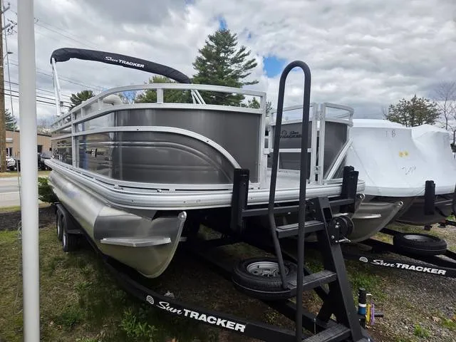 2026 Sun Tracker FB 20 DLX — front three-quarter view
