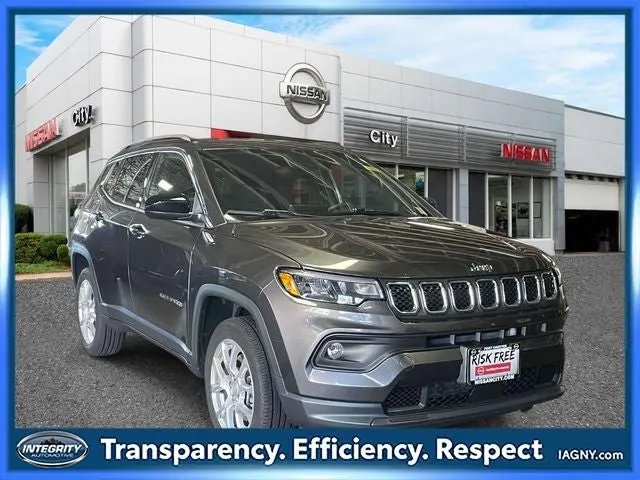 2023 Jeep Compass Latitude Lux in Granite Crystal Metallic Clearcoat — front three-quarter view