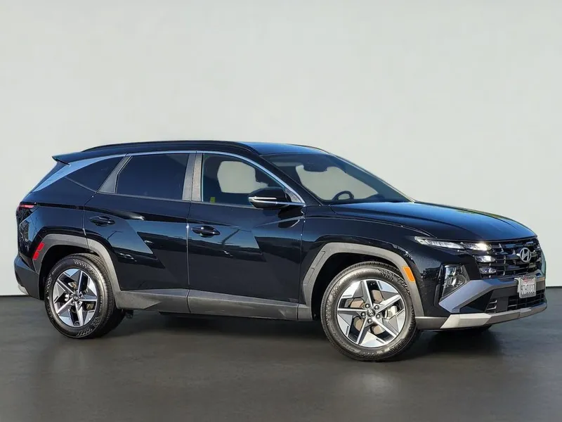 2025 Hyundai TUCSON SEL CONVENIENCE in Phantom Black — front three-quarter view