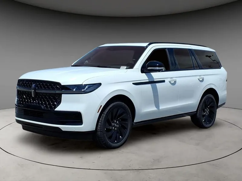 2026 Lincoln Navigator Reserve in White Metallic — front three-quarter view