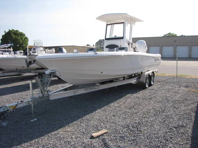 2025 Robalo 246 Cayman — front three-quarter view