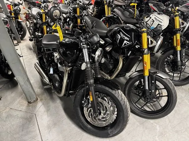 2026 Triumph BOBBER 1200 — front three-quarter view