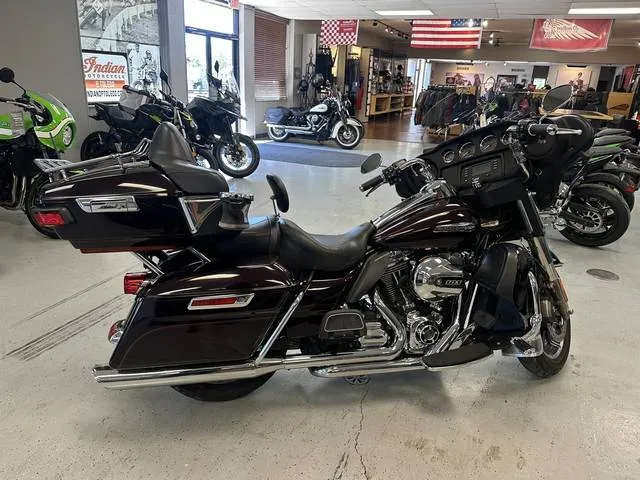 2014 Harley-Davidson® FLHTCU - Electra Glide® Ultra Classic® — front three-quarter view