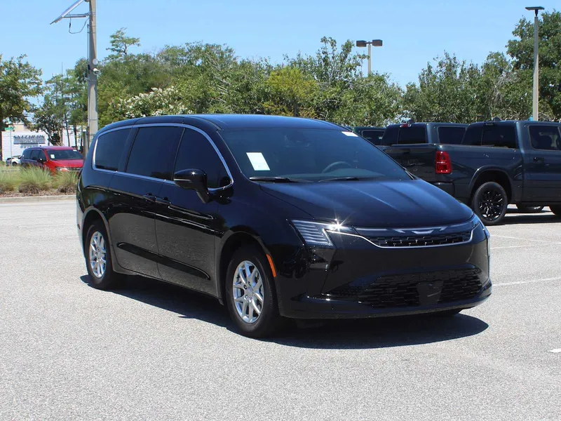2027 Chrysler Pacifica Select in Diamond Black Crystal Pearl-Coat Exterior Paint — front three-quarter view