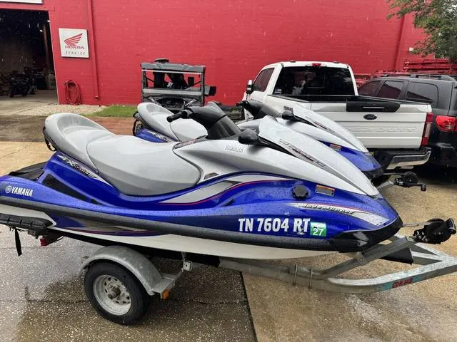 2004 Yamaha WaveRunner® FX Cruiser High Output — front three-quarter view