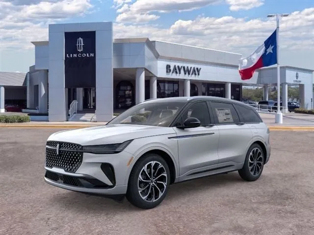 2026 Lincoln Nautilus Reserve in Silver Radiance Metallic Clearcoat — front three-quarter view