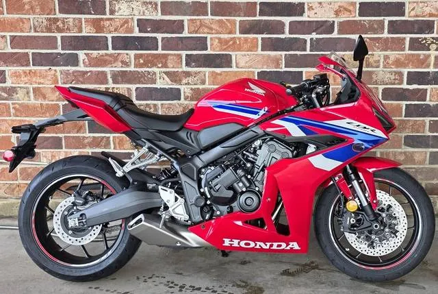 2026 Honda® CBR650R E-Clutch — front three-quarter view