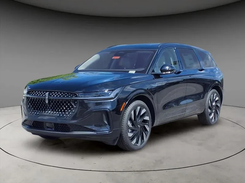2025 Lincoln Nautilus Reserve in Black Metallic — front three-quarter view