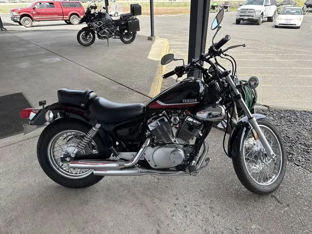 2025 Yamaha V Star 250 — front three-quarter view